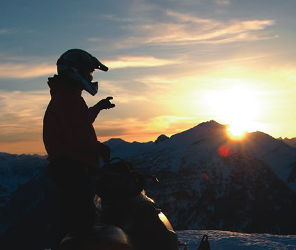 Outline of a sledder wearing a helmet